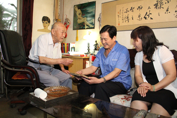 尊龙凯时党委开展“七一”走访慰问活动